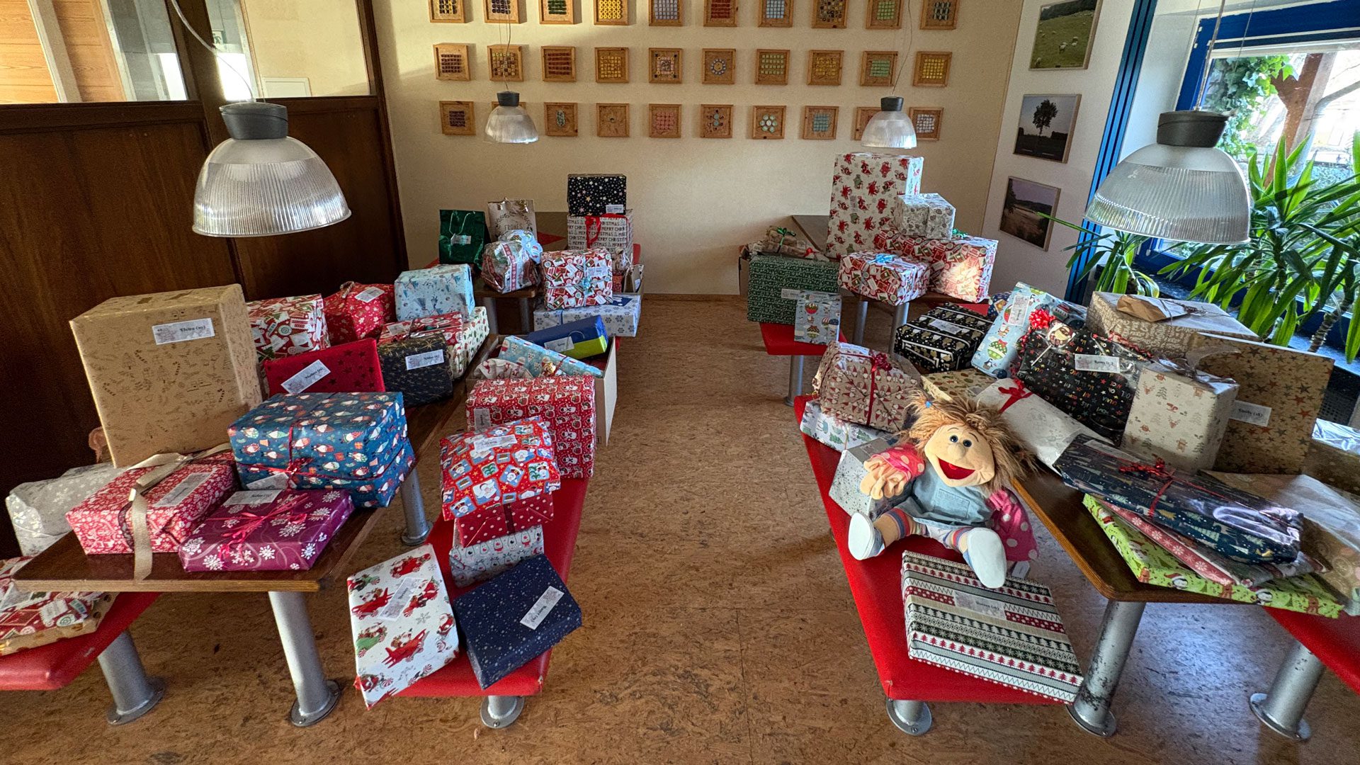 121 Päckchen und eine Handpuppe sind im Kinderdorf angekommen