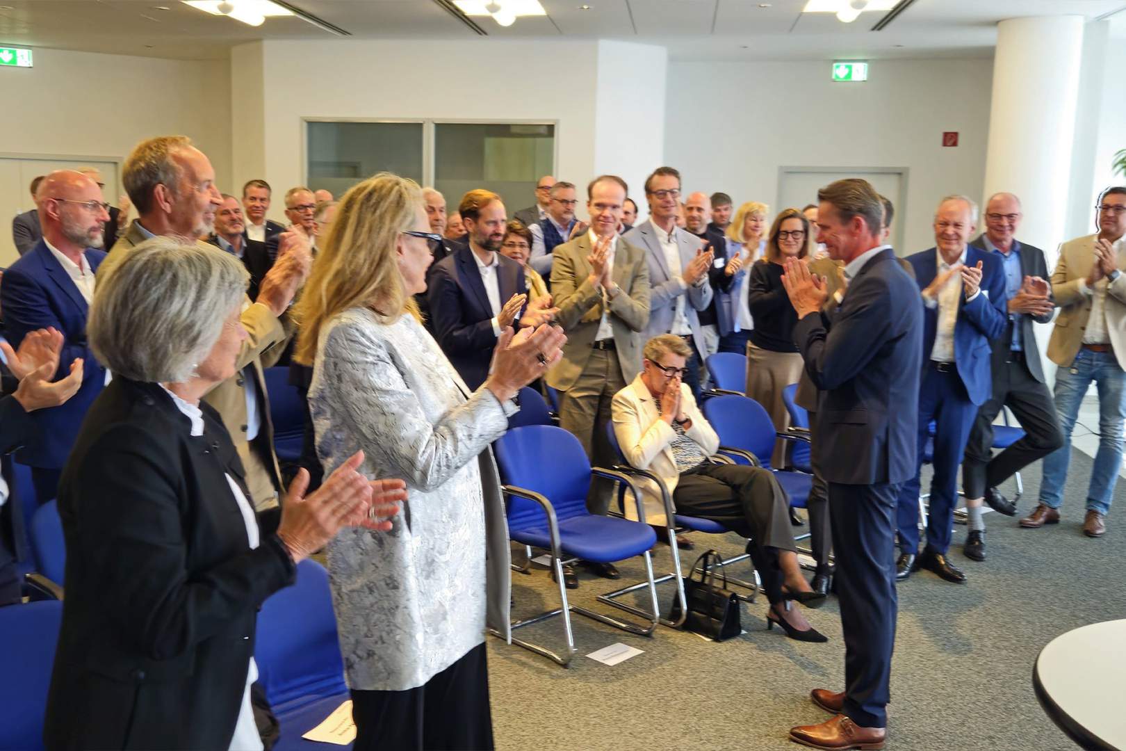Stehende Ovation der Teilnehmer für Klaus Rübesamen am Ende der Veranstaltung